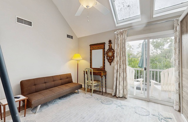 Charming island condo with loft, full kitchen, deck & turtle feeding stations