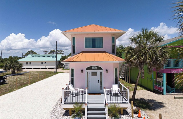 Charming Island Getaway in the Heart of St. George Island