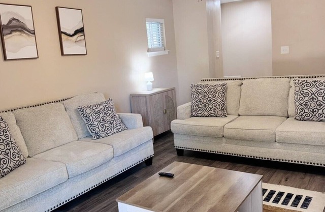 Charming King- Ensuite Home - Only 15 Mins to DT!