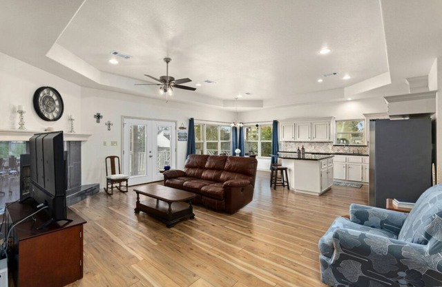 Charming lake-view 3 bedroom home on Livingston - gated community. Pet friendly!