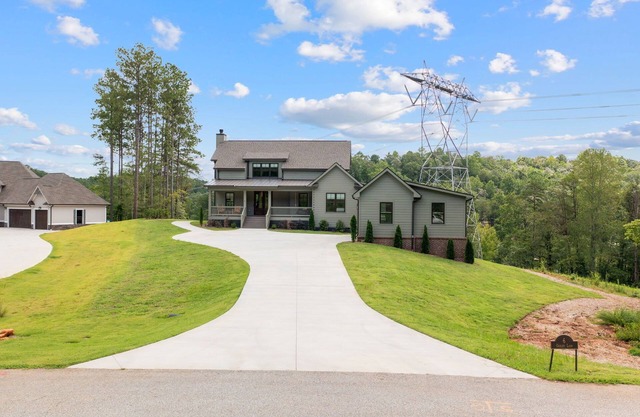 Charming Lakefront 4 Bedroom with bunk room on Lake Keowee with dock, sleeps 12
