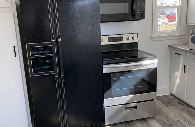 Charming, large 2 bedroom family-friendly unit within blocks of downtown Marion.