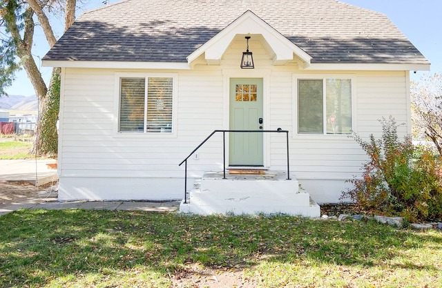 Charming little Paradise home in Cache Valley south end of Hyrum and Logan!