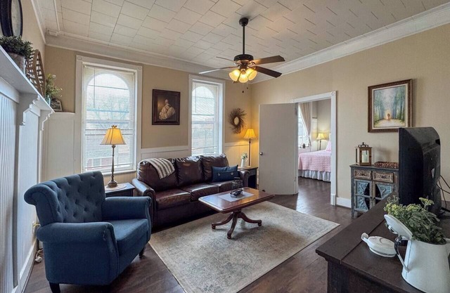 Charming Loft with Art Gallery, Steps from Temple
