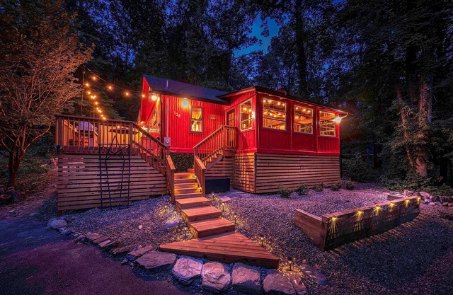 Charming Log Cabin in a Mountain Lake Community