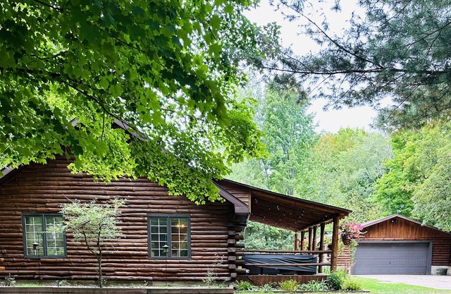 Charming log cabin in the woods. Access to utv/snowmobile trails and lakes.