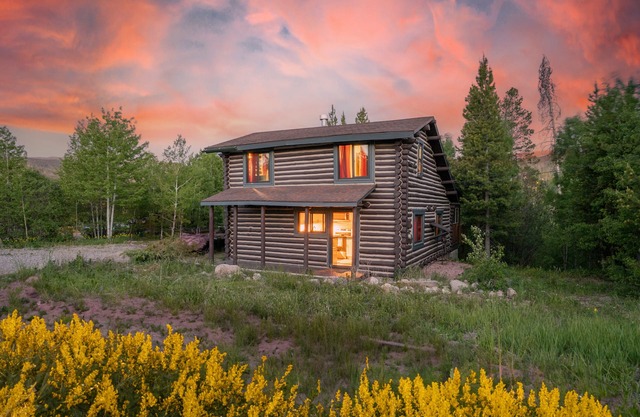 Charming Log Cabin w/Hot Tub in Winter Park, CO