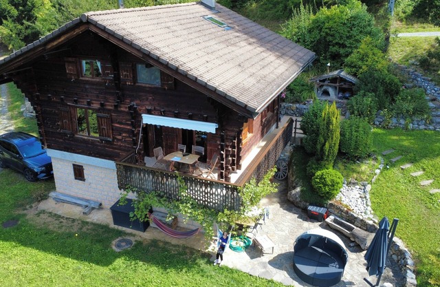 Charming lux chalet, views comfort escape, Samoens Valley, peaceful log fire