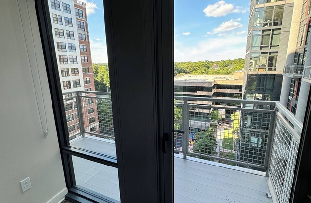 Charming Luxury 2BR/2BA apartment with floor to ceiling windows in Alexandria