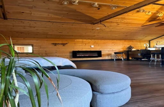 Charming Melrose Place Suite