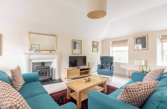 Charming Mews House In Edinburgh City Centre With Integral Garage