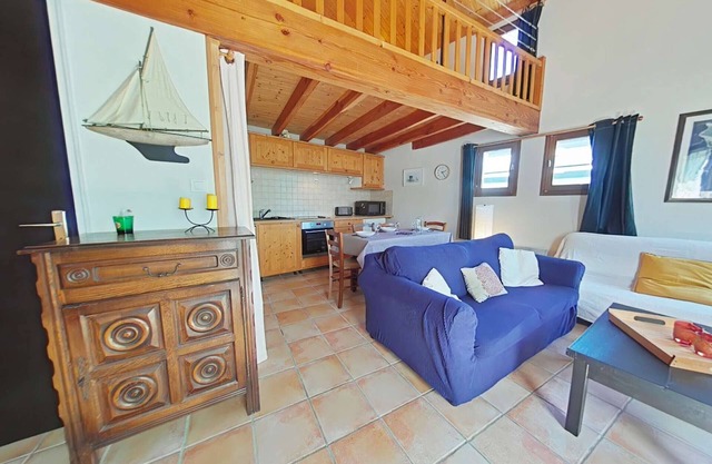 Charming mezzanine studio, sleeps 3, near beach