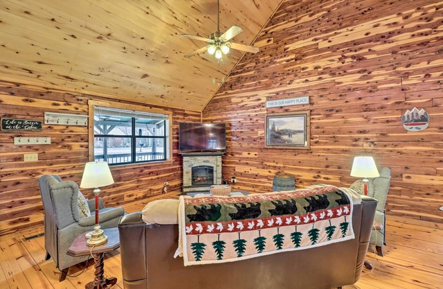 Charming Mountain View Cabin ~ 8 Mi to Dtwn!