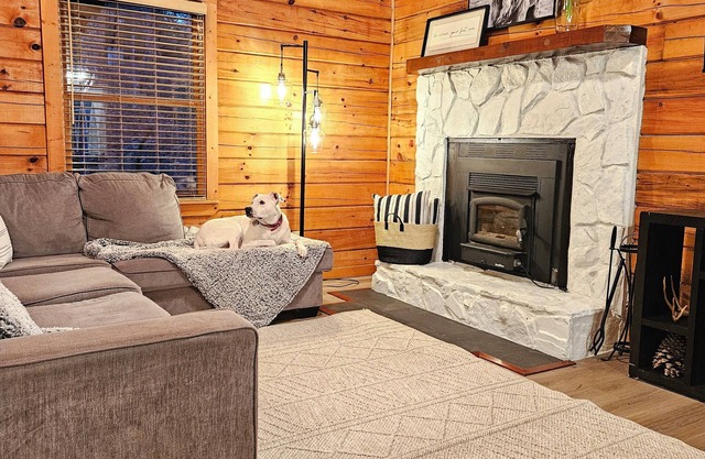 Charming Mountain Ridge View Cozy Cabin near FDR State Park and Callaway Gardens