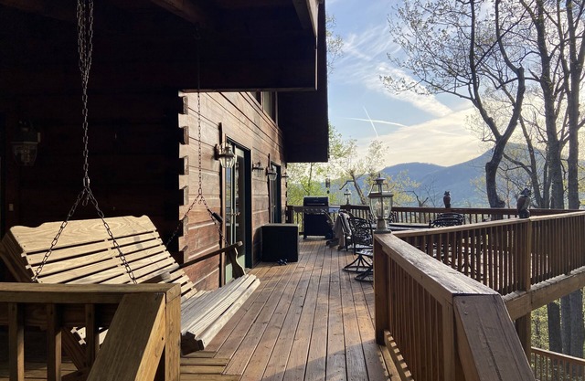 Charming Mountain View Cabin, Rumbling Bald, Lake Lure