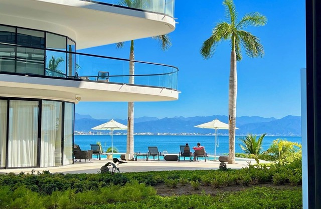 Charming 2-bedroom condo IN THE BEACH with WiFi, AC in adorable La Cruz