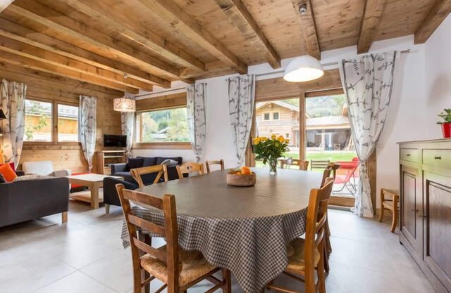 Charming new chalet in burnt wood, south-facing terrace, beautiful view of the mountains