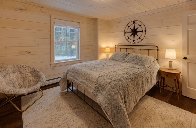Charming new rustic mountain home located 10 minutes from Waterville Valley!
