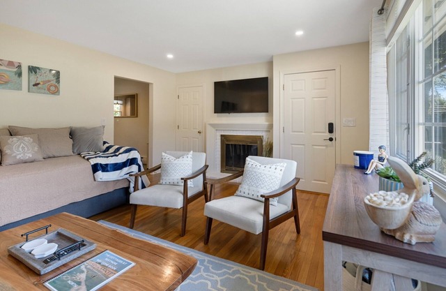Charming, Newly Remodeled Newport Cottage Near the Beaches - Sleeps 6