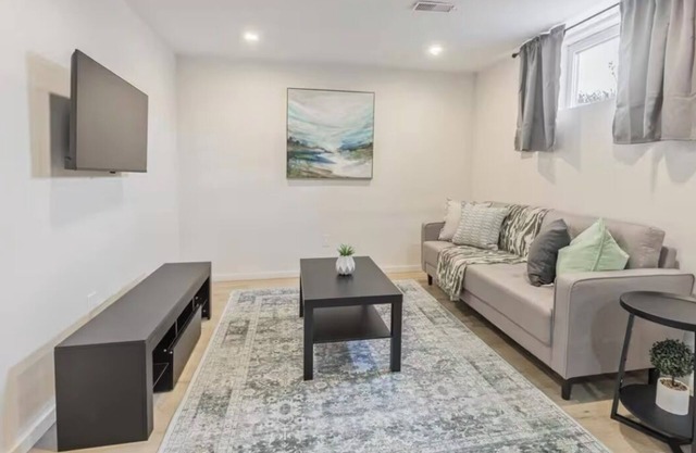 Charming Newly Reno'd 2-bedroom lower level bungalow in Hamilton with AC