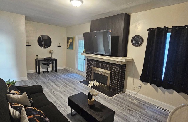 Charming newly renovated 2-bedroom house with AC, WiFi in nice neighborhood