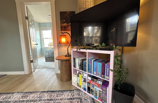 Charming North Tacoma Retreat — Perfect for Couples, Solo or Business Travelers