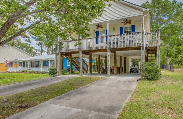 Charming Oak Island Home 1 Mi to Beach!