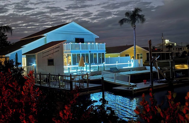 Charming Ocean Front 3-bedroom and 4 Bath with WiFi and AC in Hernando Beach