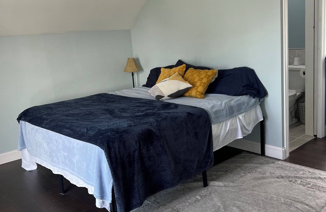 Charming ocean view cottage with AC in Fairhaven - 2 bedrooms available