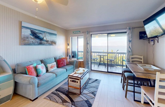 Charming, oceanfront condo w. resort amenities.