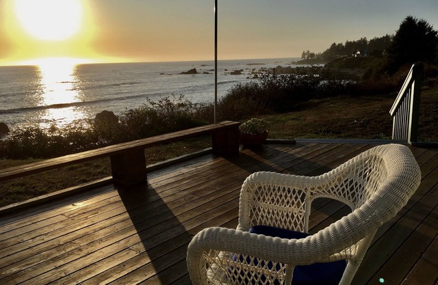 Charming Oceanfront Cottage; Stunning Ocean Views, Hot Tub & Nearby Beach Access