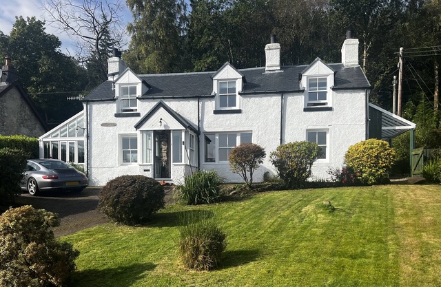 Charming Old Schoolhouse - Cosy 3 Bedroom Cottage