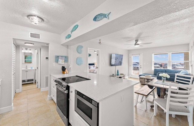 Charming Pass-a-Grille beachfront condo, St. Pete Beach, heated pool, laundry