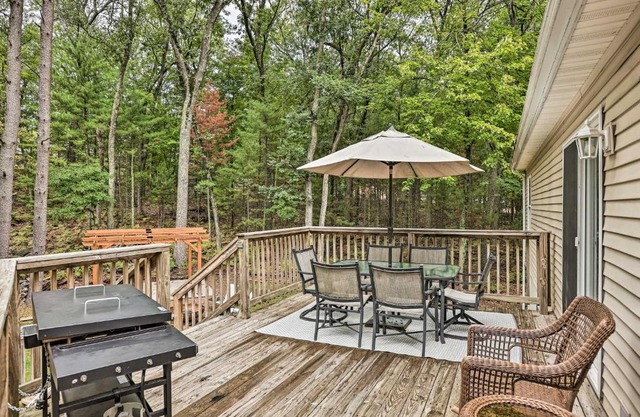 Charming Pentwater Home with Fire Pit and Yard!