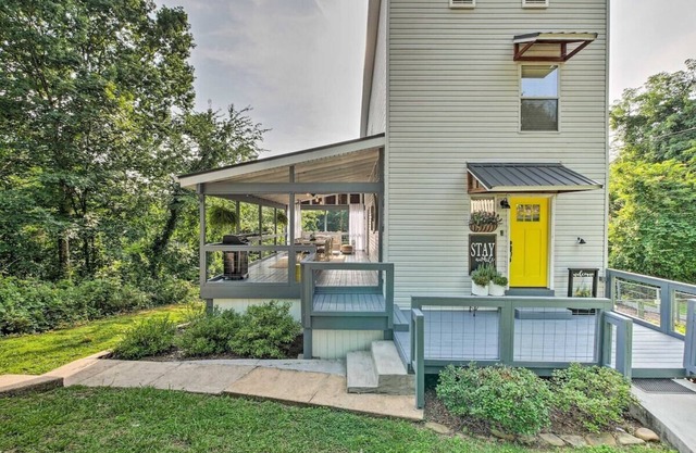 Charming Pet-Friendly Chattanooga Home, 3 Mi to Dtwn!