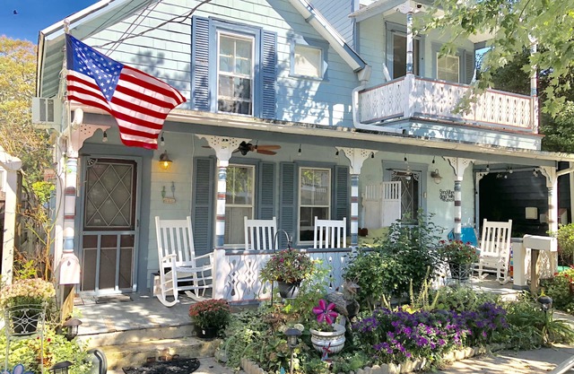 Charming, Pristine Victorian Home 3 blocks to beach, 4 beach badges included
