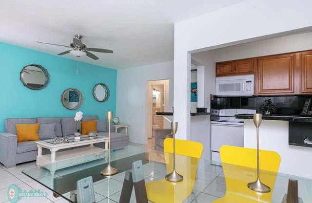 Charming Private 1 bedroom with Full Kitchen – Perfect Location!