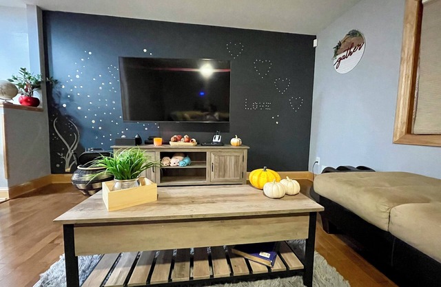 Charming, Private , 3BR, 1Bath Main Floor Close to all action Stadiums & Sports