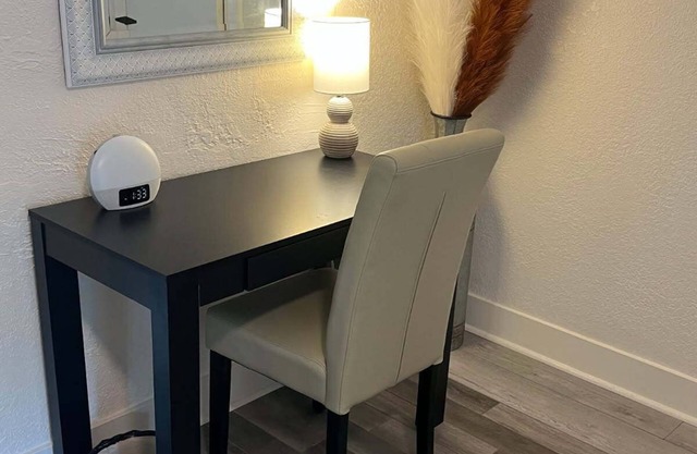 Charming private bungalow hideaway in delightful Downtown Lee's Summit with AC