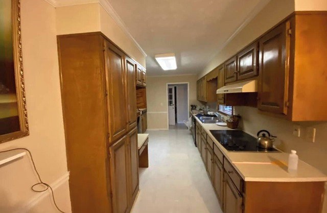 Charming private bed/bathroom house in Lawrenceville with AC, WiFi, fitness room