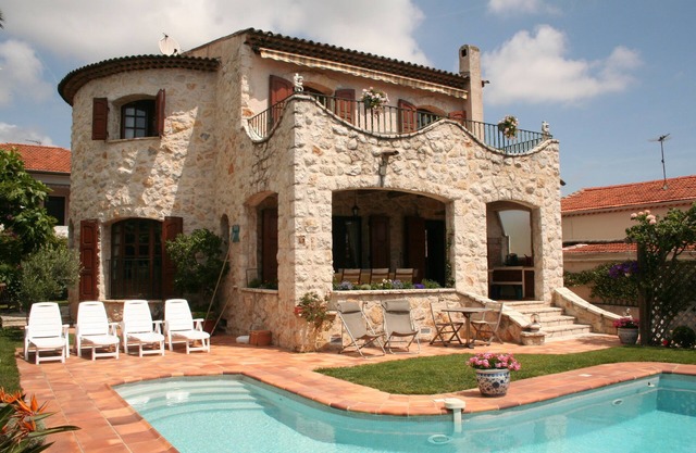 Charming Provencal farmhouse, nice and well located, with pool