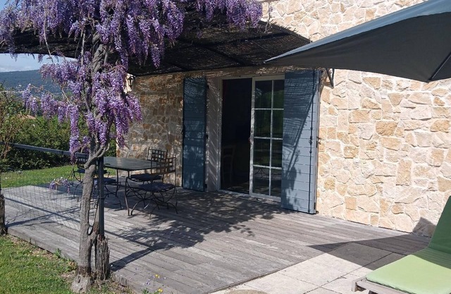 Charming Provencal gîte in the countryside with swimming pool