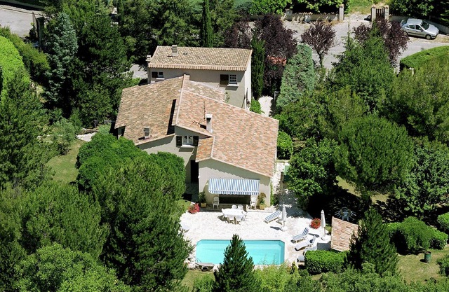 Charming Provencal villa with private pool and panoramic view.