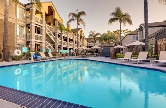Charming Queen Stay! 4 Pet-Friendly Rooms w/BBQ Area & Fresh Breakfast!