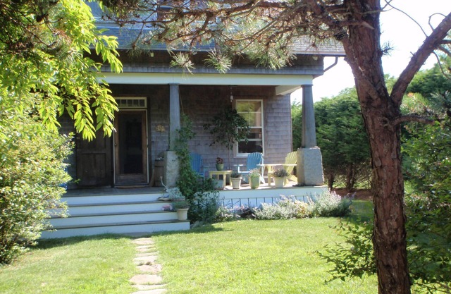 CHARMING,QUIET, SPACIOUS BUNGALOW,NEAR SUNSET BEACH, WALKING TRAIL,BIKE PATH,BUS