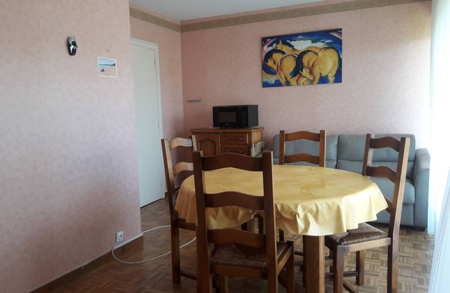 Charming, quiet, sunny studio near the beach