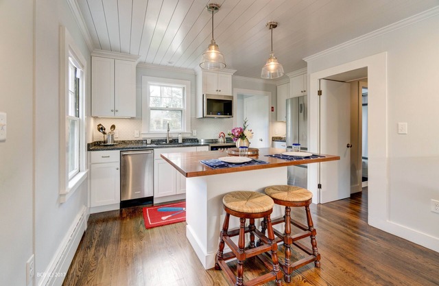 Charming Quissett Cottage - Private beach/Walk to the Knob!