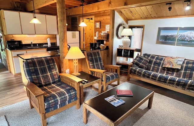 Charming Ranch Cabin-New Premier Pool, 20 Minutes to Mt. Bachelor Lg Common Area