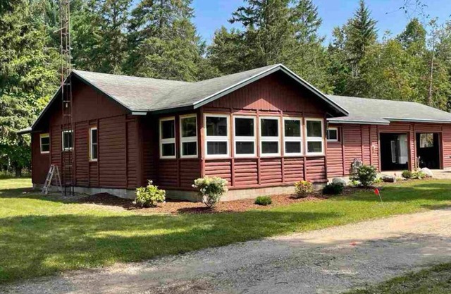 Charming Red Cabin in the woods. A perfect stay just 3 min from ski resort! n