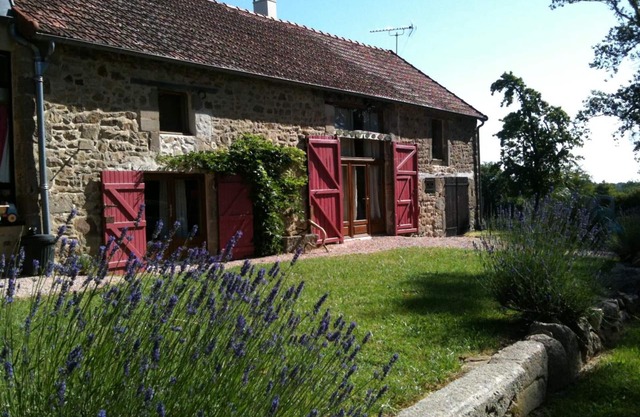 Charming renovated farmhouse, pets allowed, Internet access